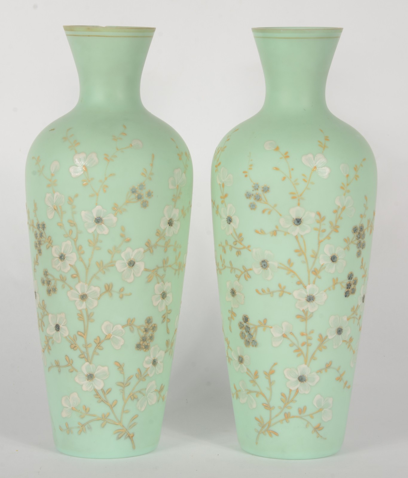 Par de vasos de opalina francesa na cor verde decoradas com delicadas... - foto 3 de 6