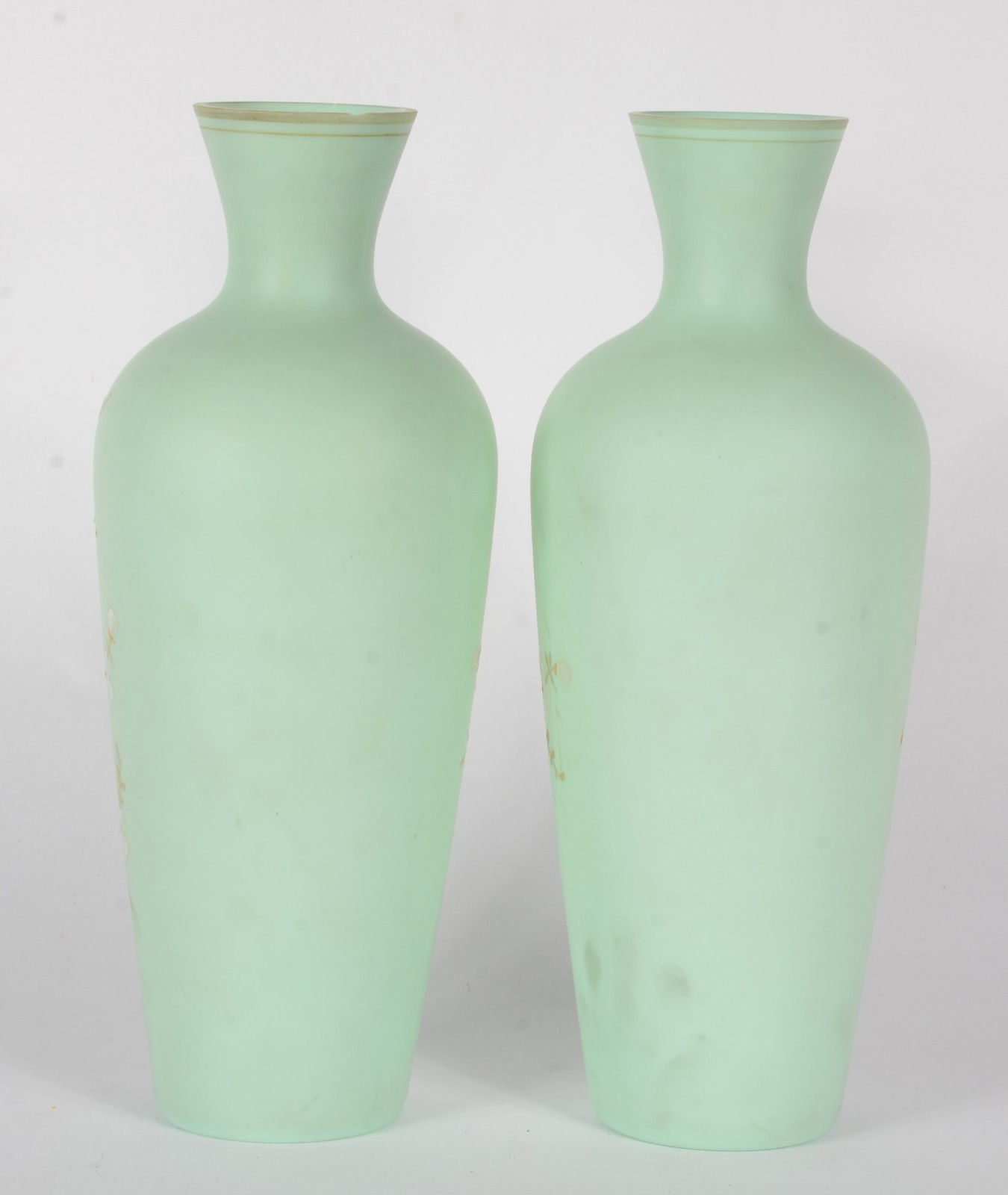 Par de vasos de opalina francesa na cor verde decoradas com delicadas... - foto 4 de 6