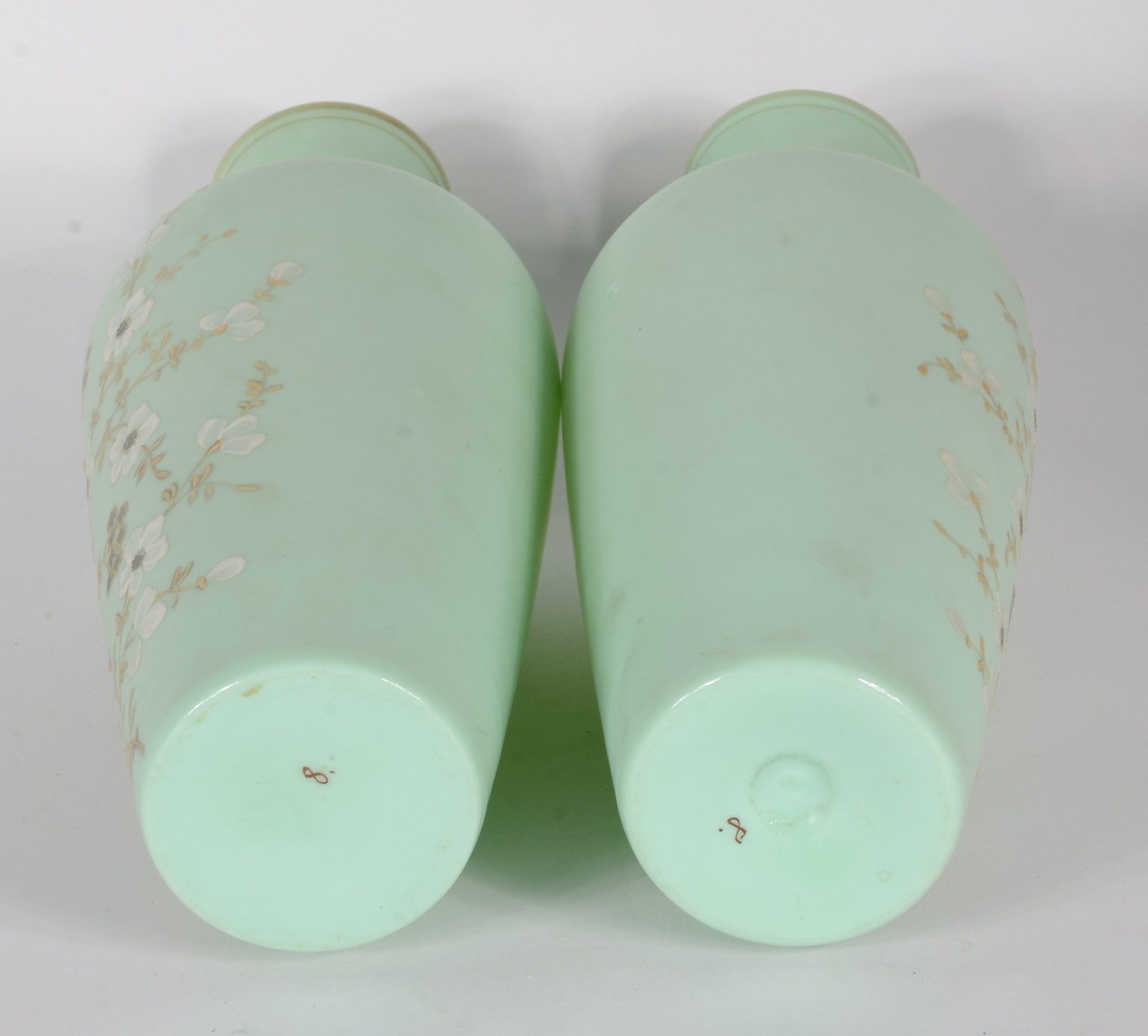 Par de vasos de opalina francesa na cor verde decoradas com delicadas... - foto 5 de 6