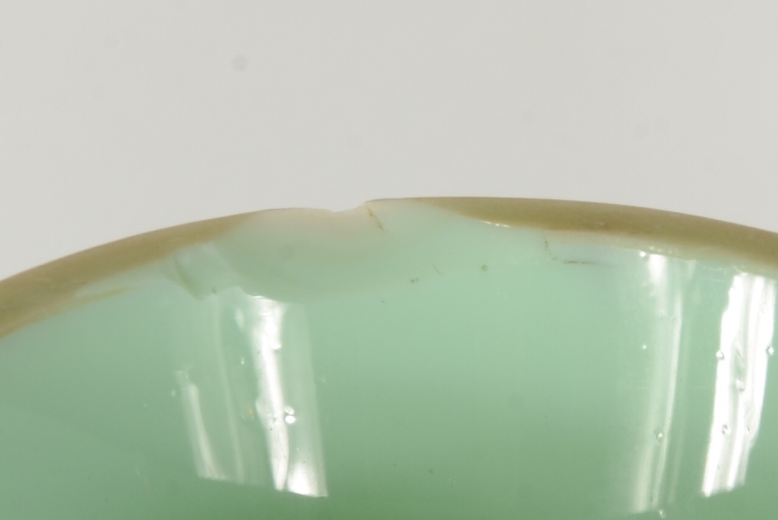 Par de vasos de opalina francesa na cor verde decoradas com delicadas... - foto 6 de 6