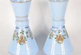Par de vasos de opalina francesa azul decorada ... - Par de vasos de opalina francesa azul decorada com flores em policromia e resquícios de frisos dourados.