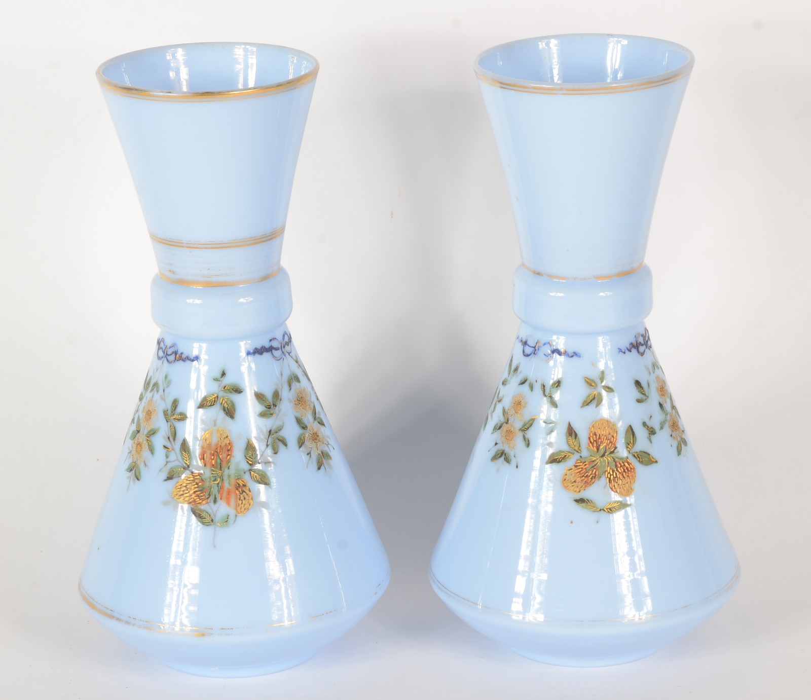 Par de vasos de opalina francesa azul decorada com flores em... - foto 1 de 4