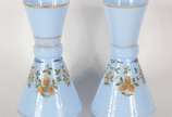 Par de vasos de opalina francesa azul decorada ... - Par de vasos de opalina francesa azul decorada com flores em policromia e resquícios de frisos dourados.