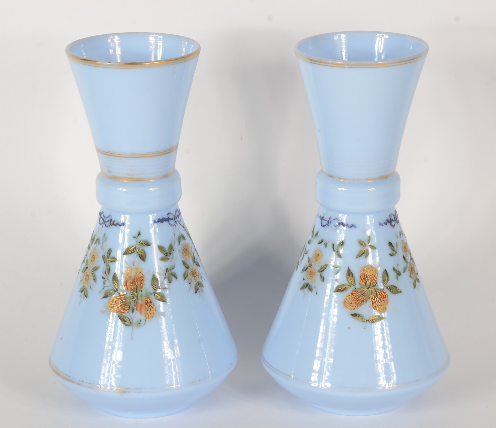 Par de vasos de opalina francesa azul decorada com flores em... - foto 2 de 4
