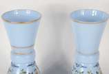 Par de vasos de opalina francesa azul decorada ... - Par de vasos de opalina francesa azul decorada com flores em policromia e resquícios de frisos dourados.