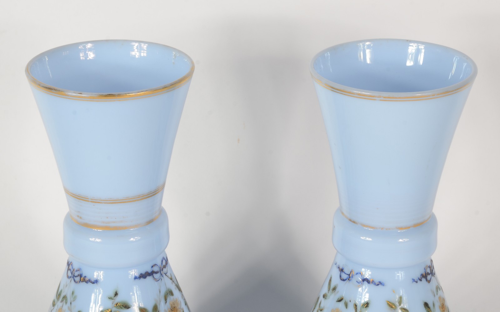 Par de vasos de opalina francesa azul decorada com flores em... - foto 3 de 4