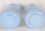 Par de vasos de opalina francesa azul decorada ... - Par de vasos de opalina francesa azul decorada com flores em policromia e resquícios de frisos dourados.