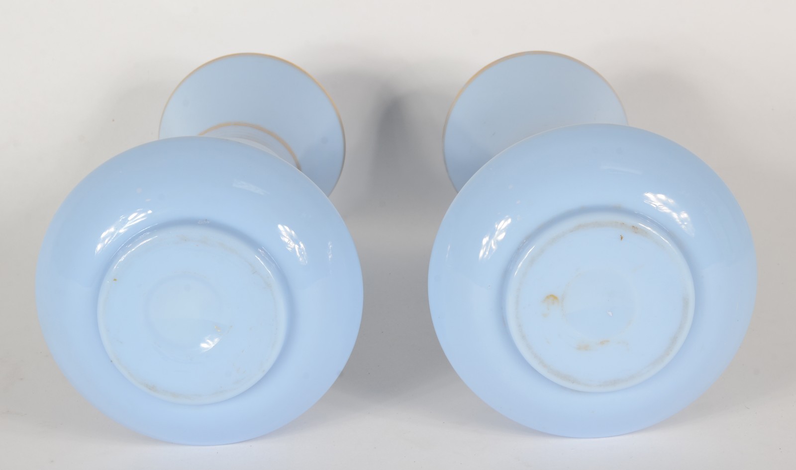 Par de vasos de opalina francesa azul decorada com flores em... - foto 4 de 4