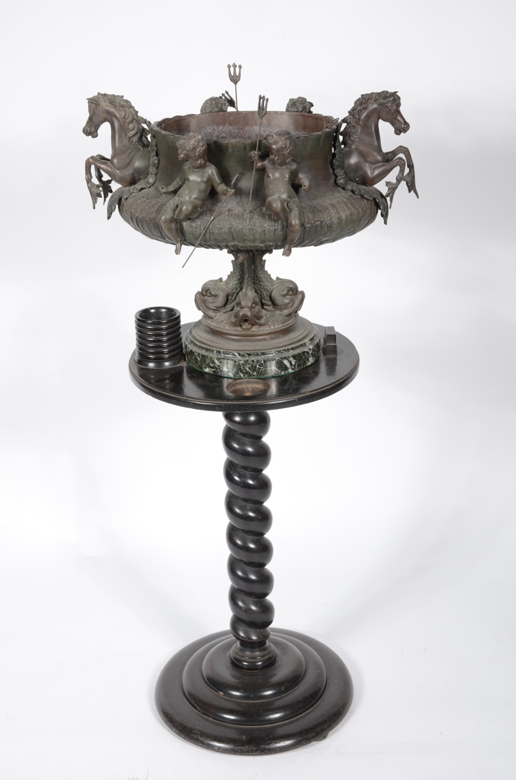 Centro de mesa de bronze com figuras de "puccis" com tridentes, alças... - foto 1 de 5