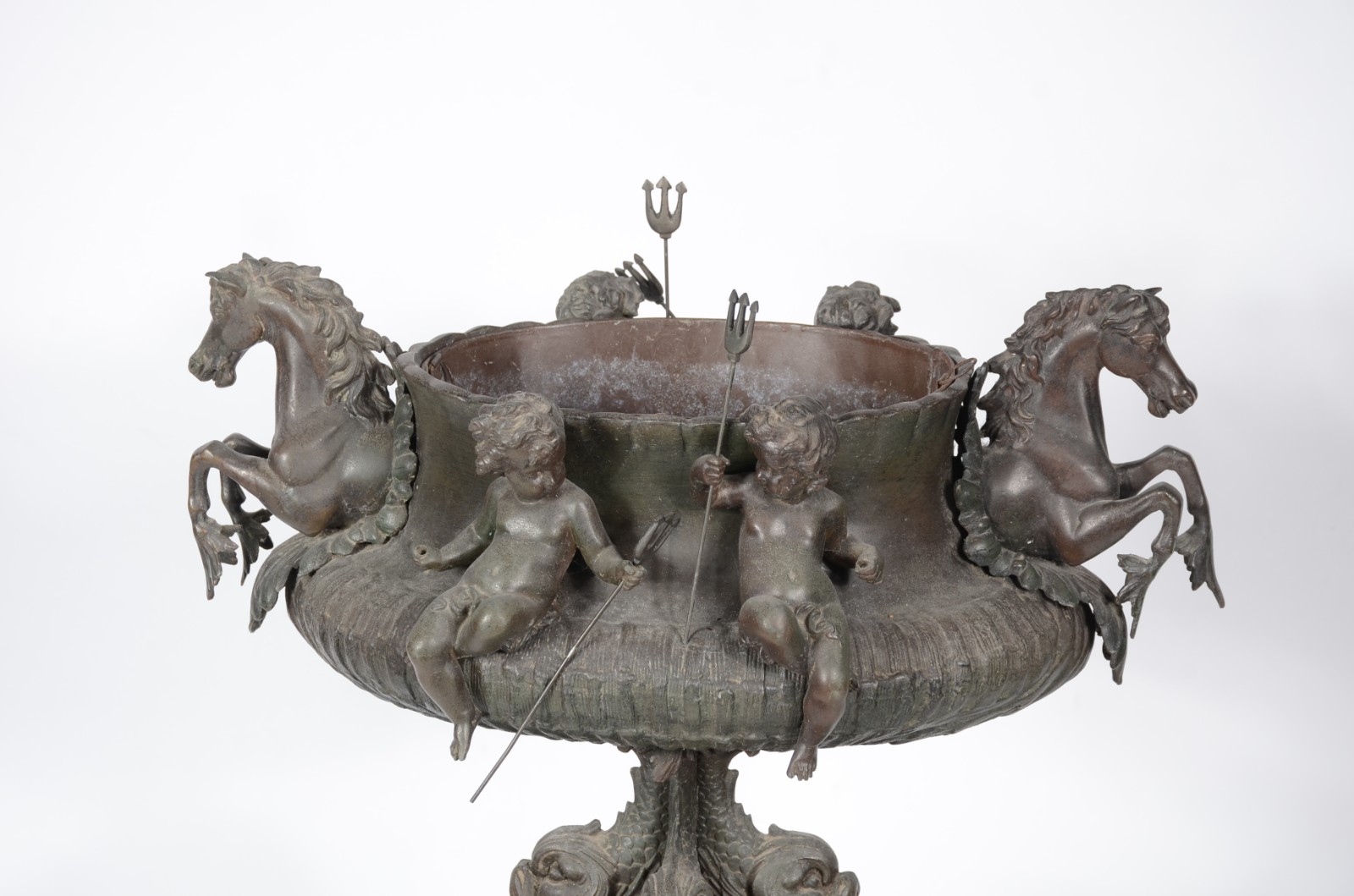 Centro de mesa de bronze com figuras de "puccis" com tridentes, alças... - foto 2 de 5