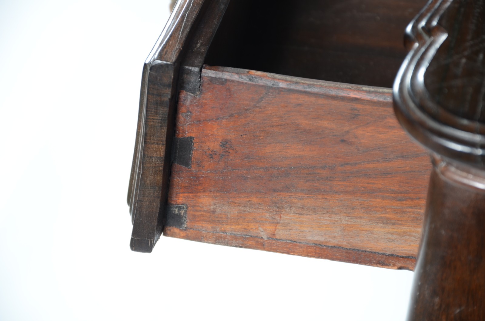 Mesa de encostar de madeira nobre, estilo Dom José, duas gavetas com... - foto 5 de 6