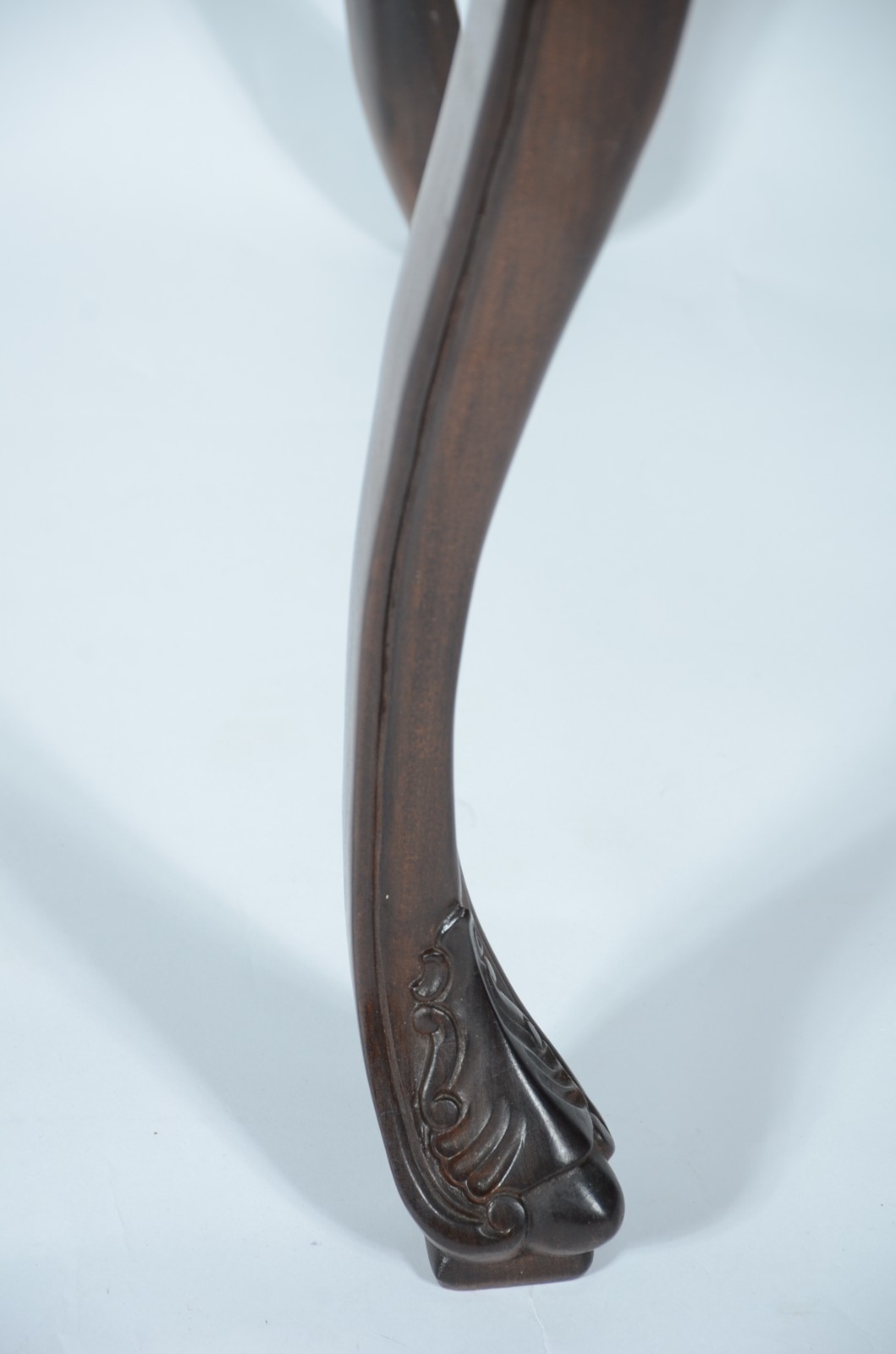 Mesa de encostar de madeira nobre, estilo Dom José, duas gavetas com... - foto 6 de 6