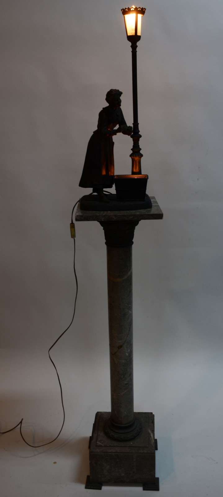 Luminária de petit bronze representando figura feminina junto a... - foto 4 de 11