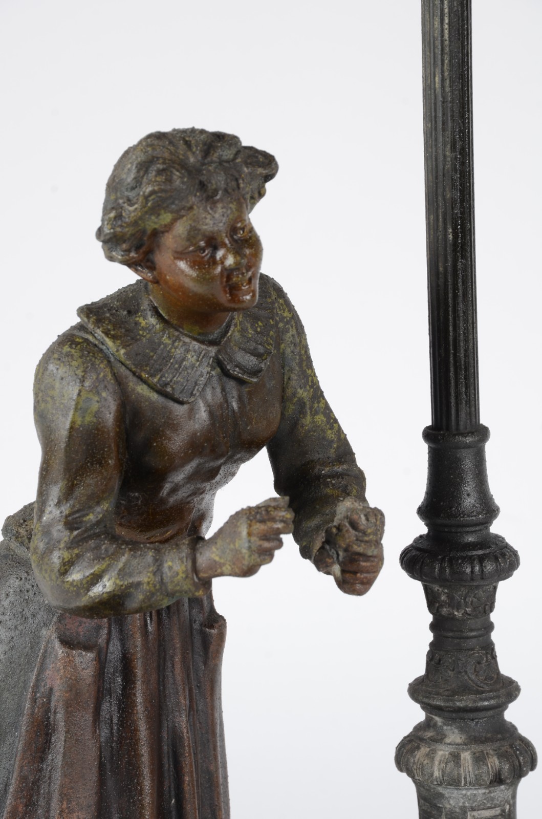 Luminária de petit bronze representando figura feminina junto a... - foto 6 de 11