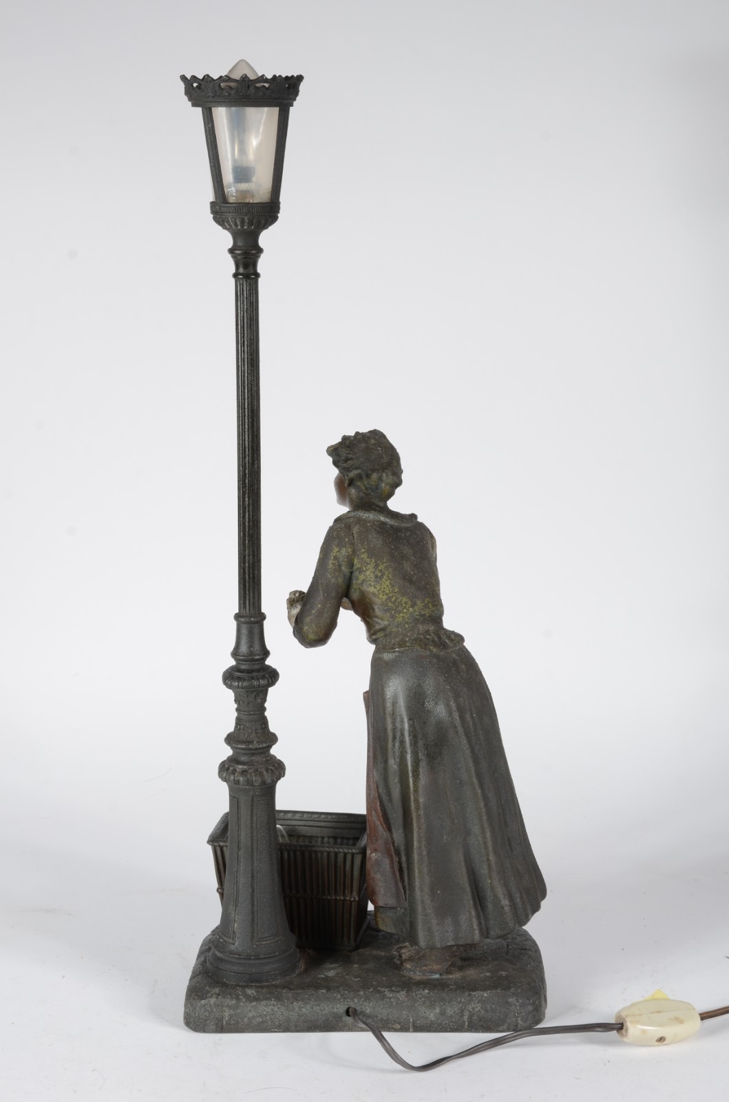 Luminária de petit bronze representando figura feminina junto a... - foto 8 de 11