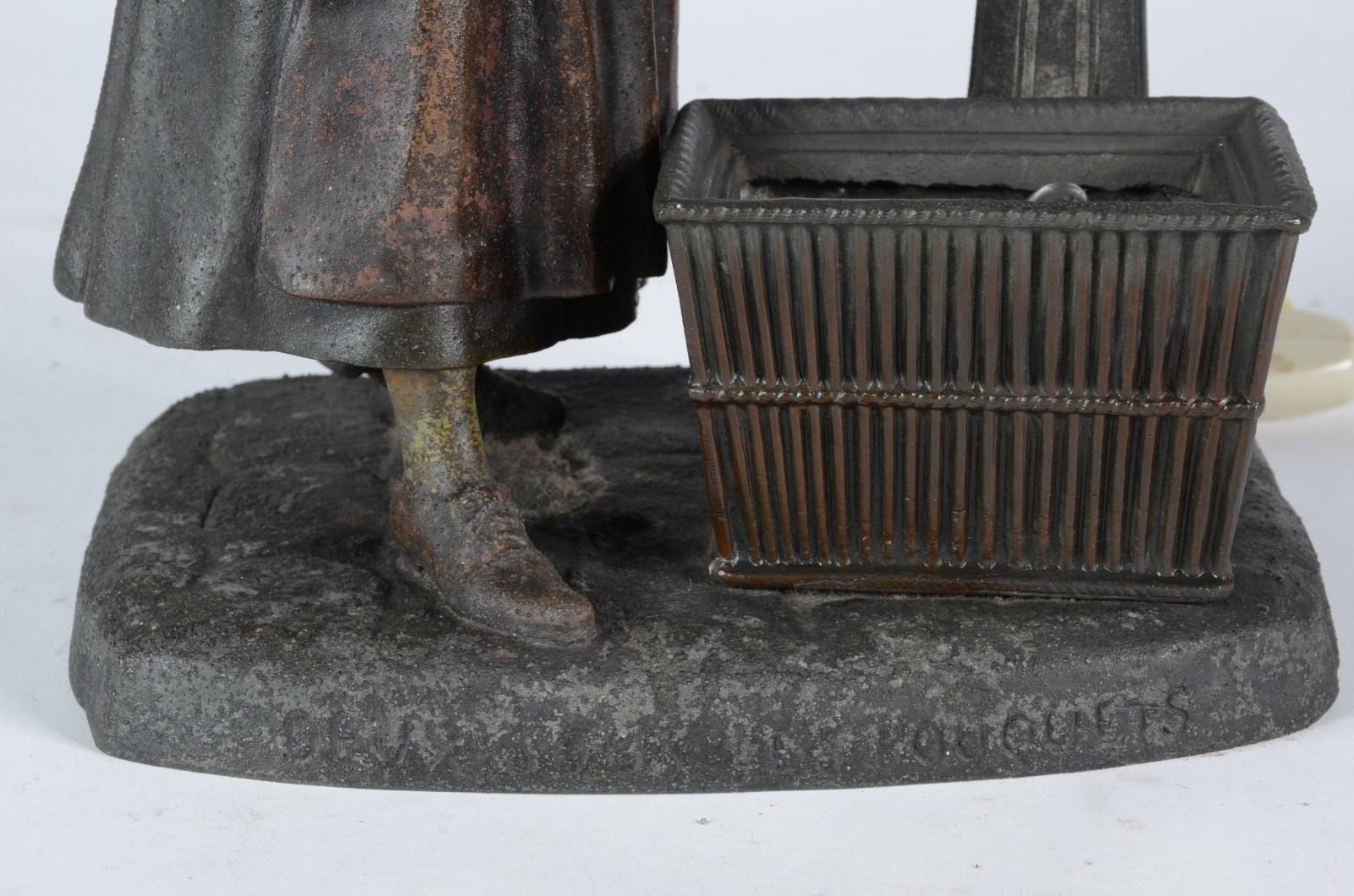 Luminária de petit bronze representando figura feminina junto a... - foto 9 de 11