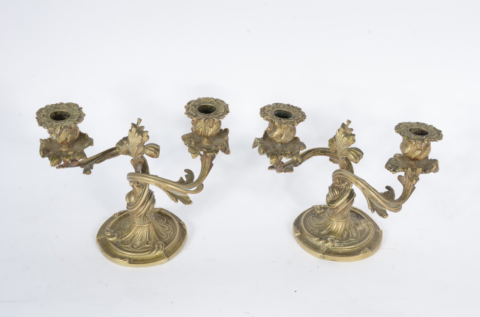 Três peças de bronze, sendo: par de candelabros italianos para 2... - foto 3 de 9