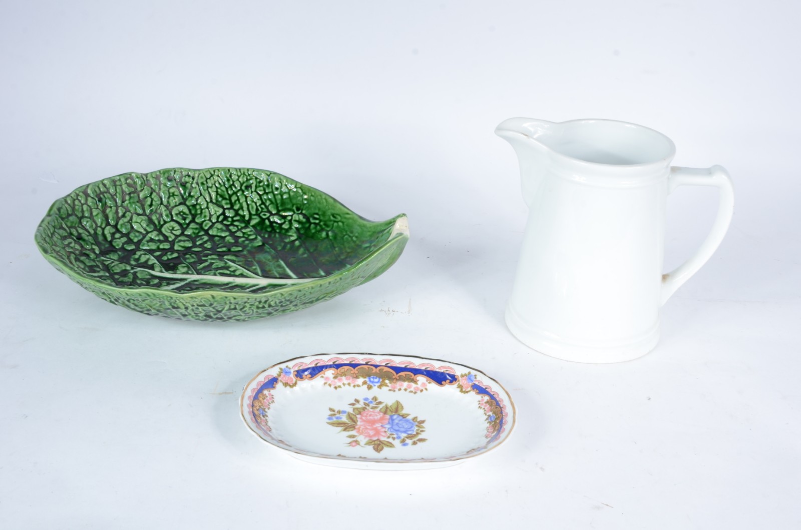 Três peças, sendo: jarra de porcelana branca Steatita; travessa de... - foto 1 de 8