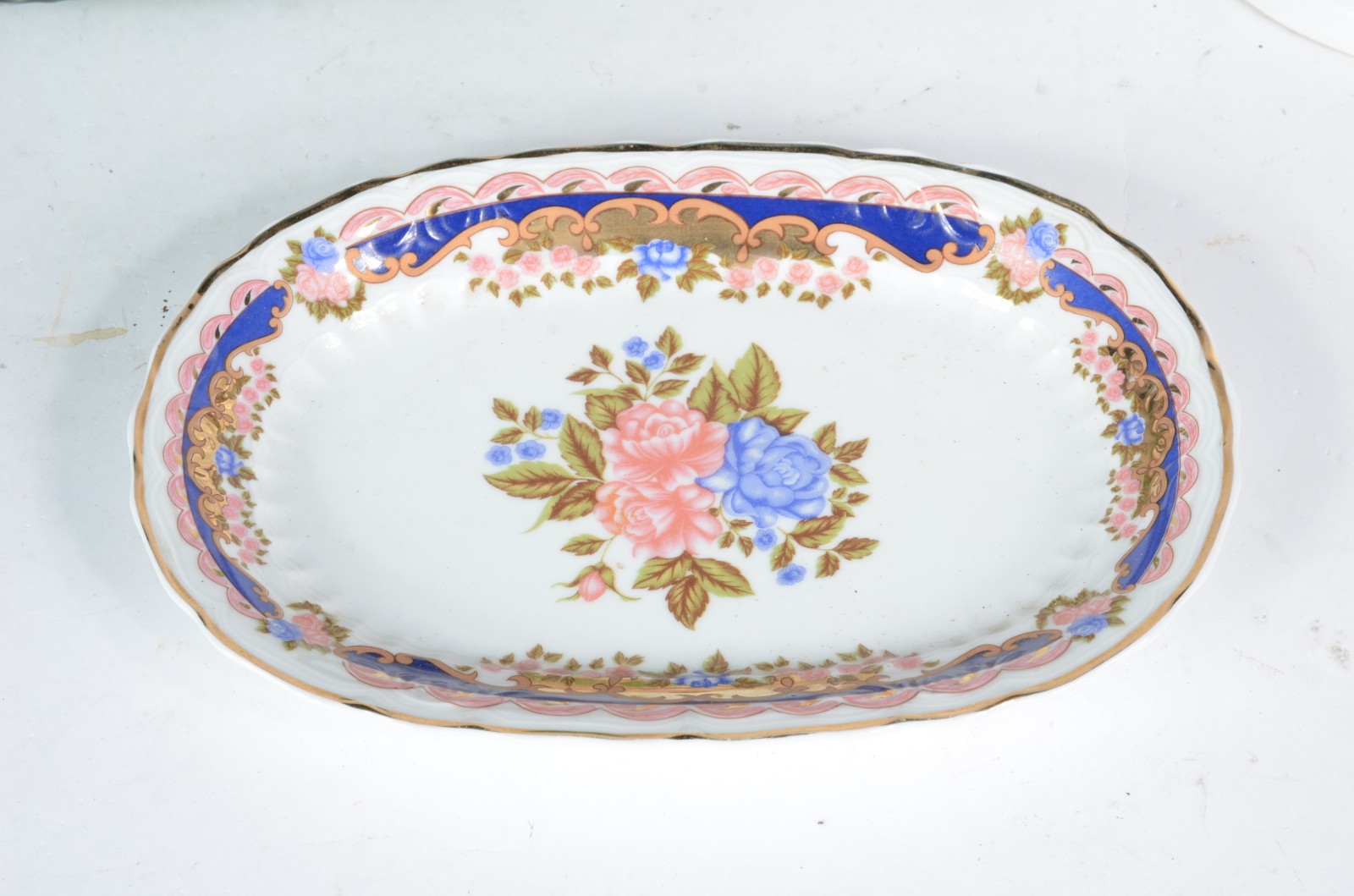 Três peças, sendo: jarra de porcelana branca Steatita; travessa de... - foto 2 de 8