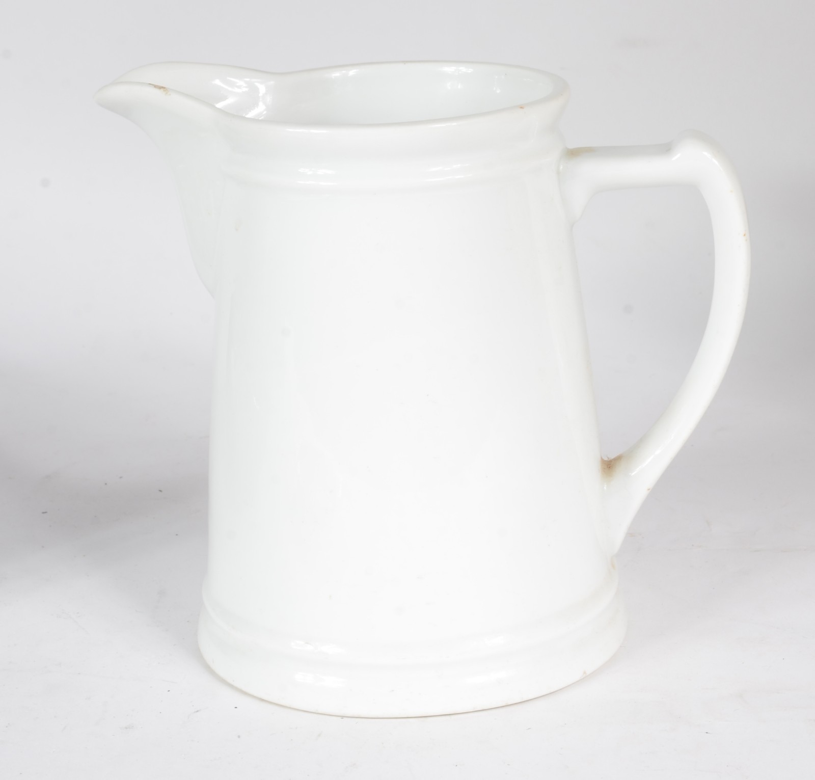 Três peças, sendo: jarra de porcelana branca Steatita; travessa de... - foto 4 de 8