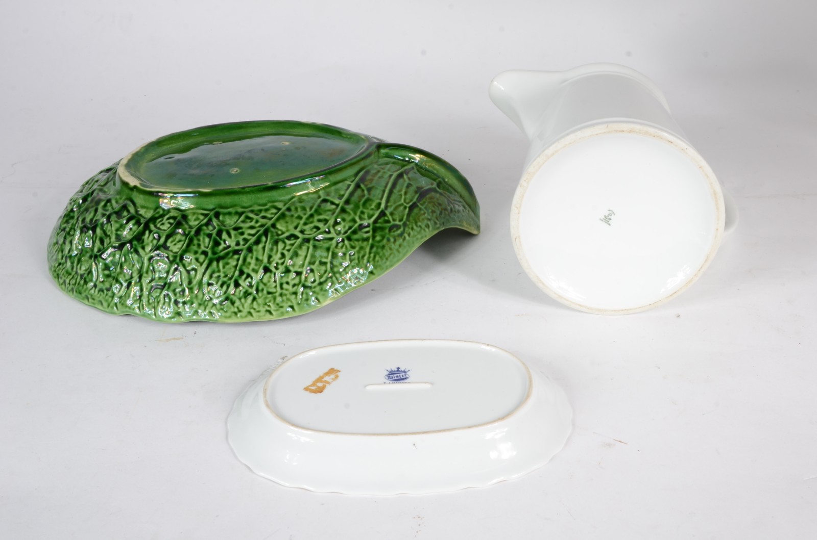 Três peças, sendo: jarra de porcelana branca Steatita; travessa de... - foto 5 de 8