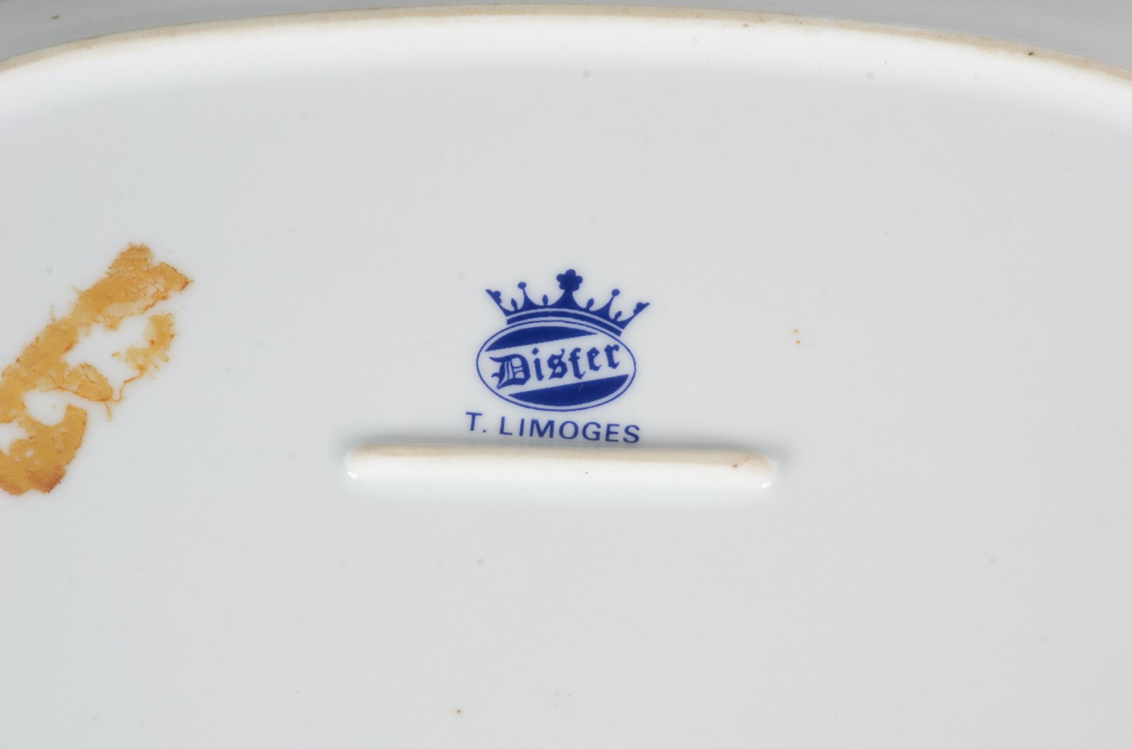 Três peças, sendo: jarra de porcelana branca Steatita; travessa de... - foto 6 de 8