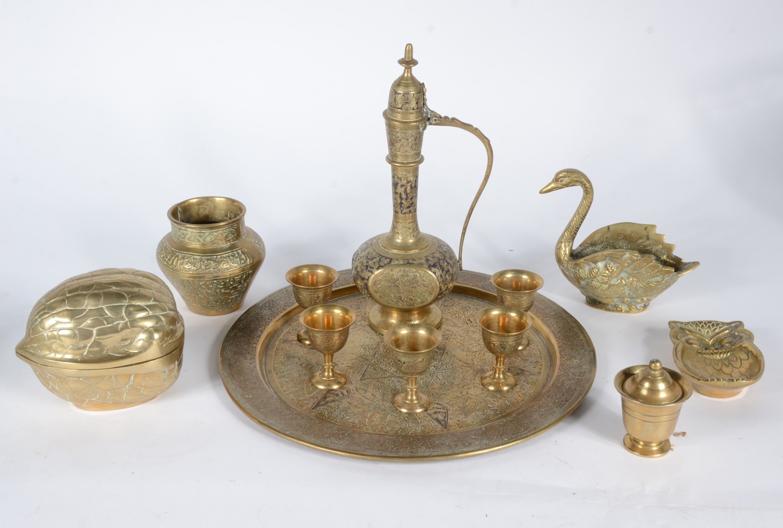 Diversas peças de bronze e latão, sendo: noz, cisne, vaso, placa na... - foto 1 de 10