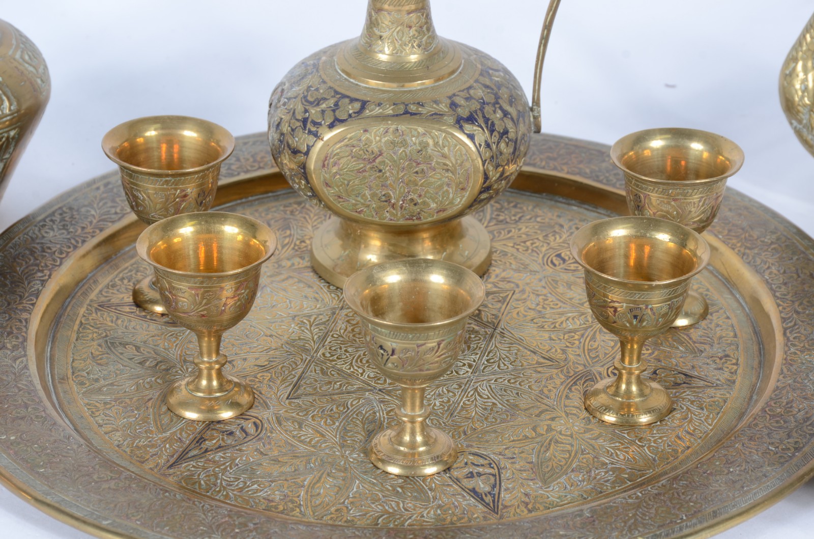 Diversas peças de bronze e latão, sendo: noz, cisne, vaso, placa na... - foto 2 de 10