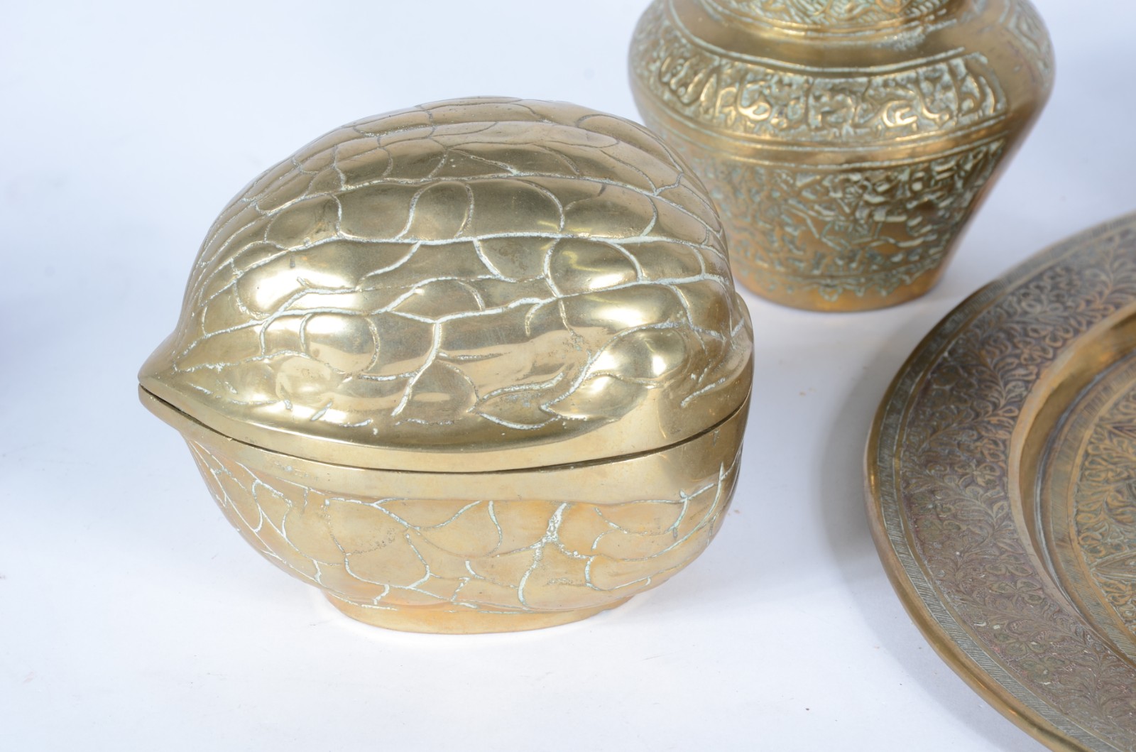 Diversas peças de bronze e latão, sendo: noz, cisne, vaso, placa na... - foto 3 de 10