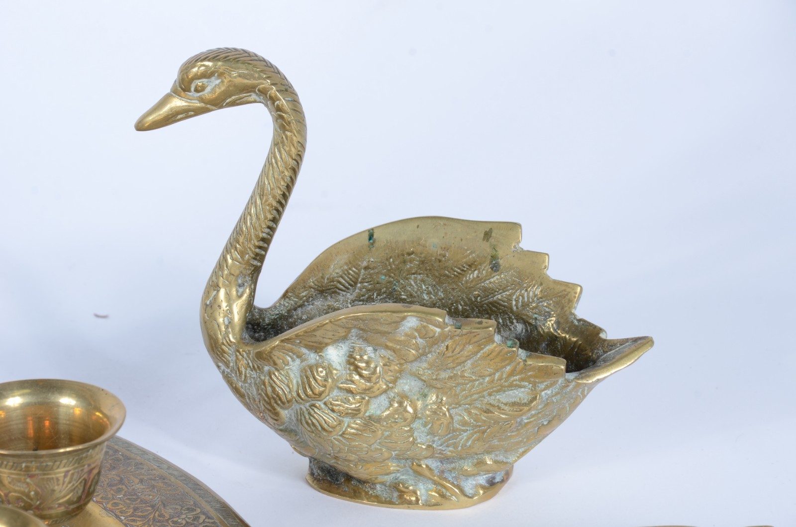 Diversas peças de bronze e latão, sendo: noz, cisne, vaso, placa na... - foto 4 de 10