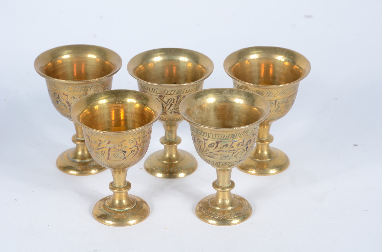 Diversas peças de bronze e latão, sendo: noz, cisne, vaso, placa na... - foto 6 de 10