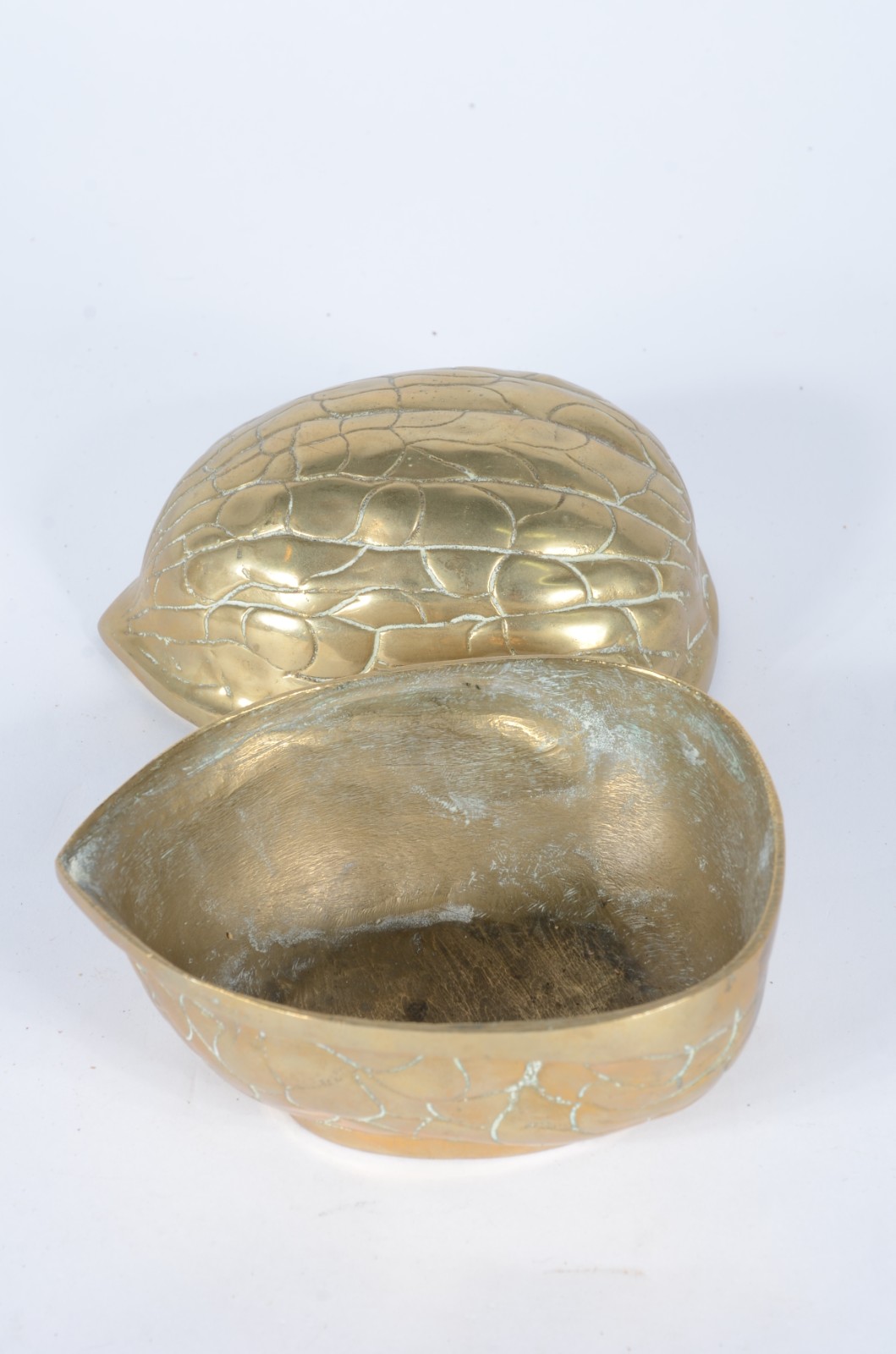 Diversas peças de bronze e latão, sendo: noz, cisne, vaso, placa na... - foto 8 de 10