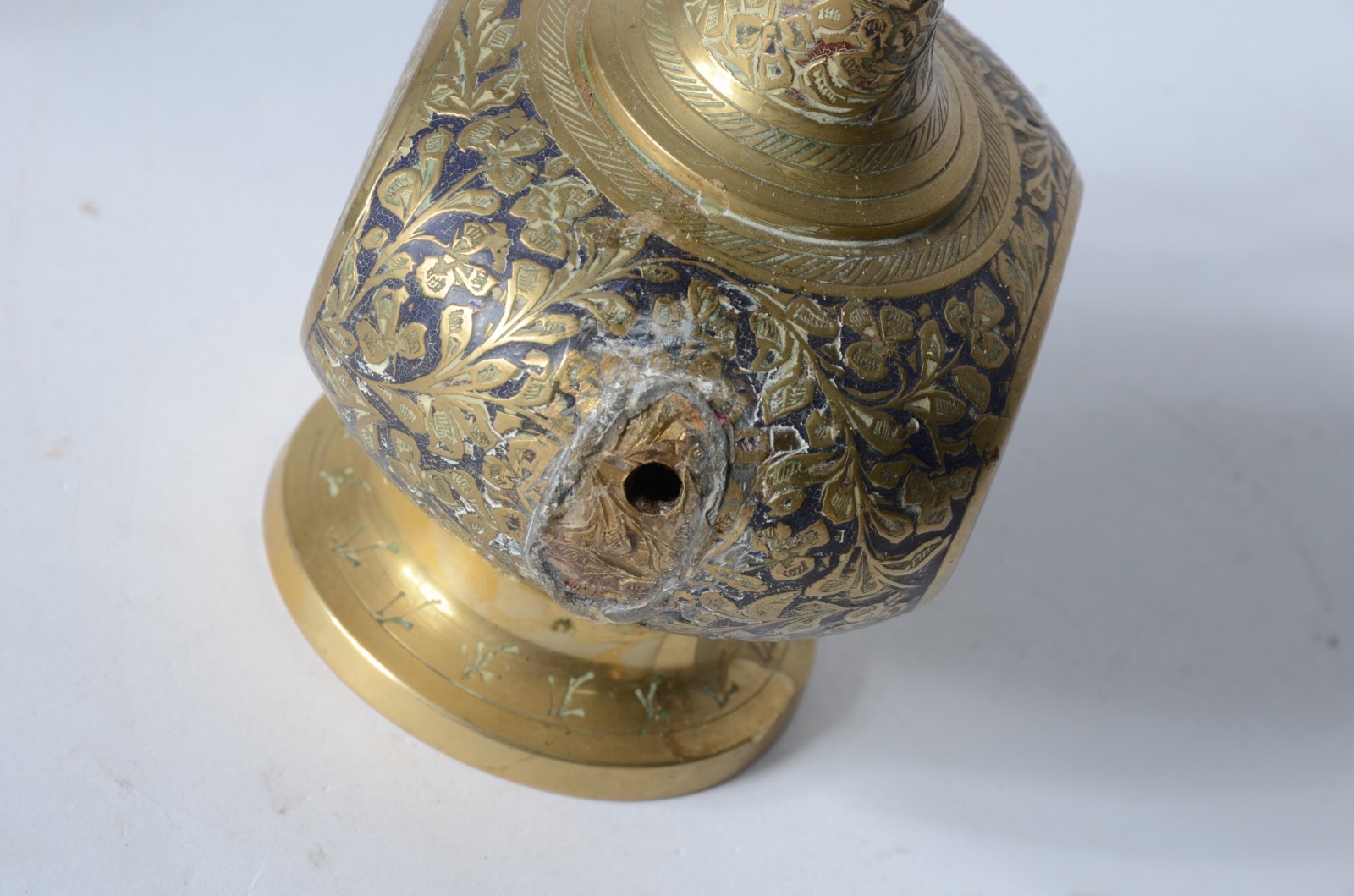 Diversas peças de bronze e latão, sendo: noz, cisne, vaso, placa na... - foto 10 de 10