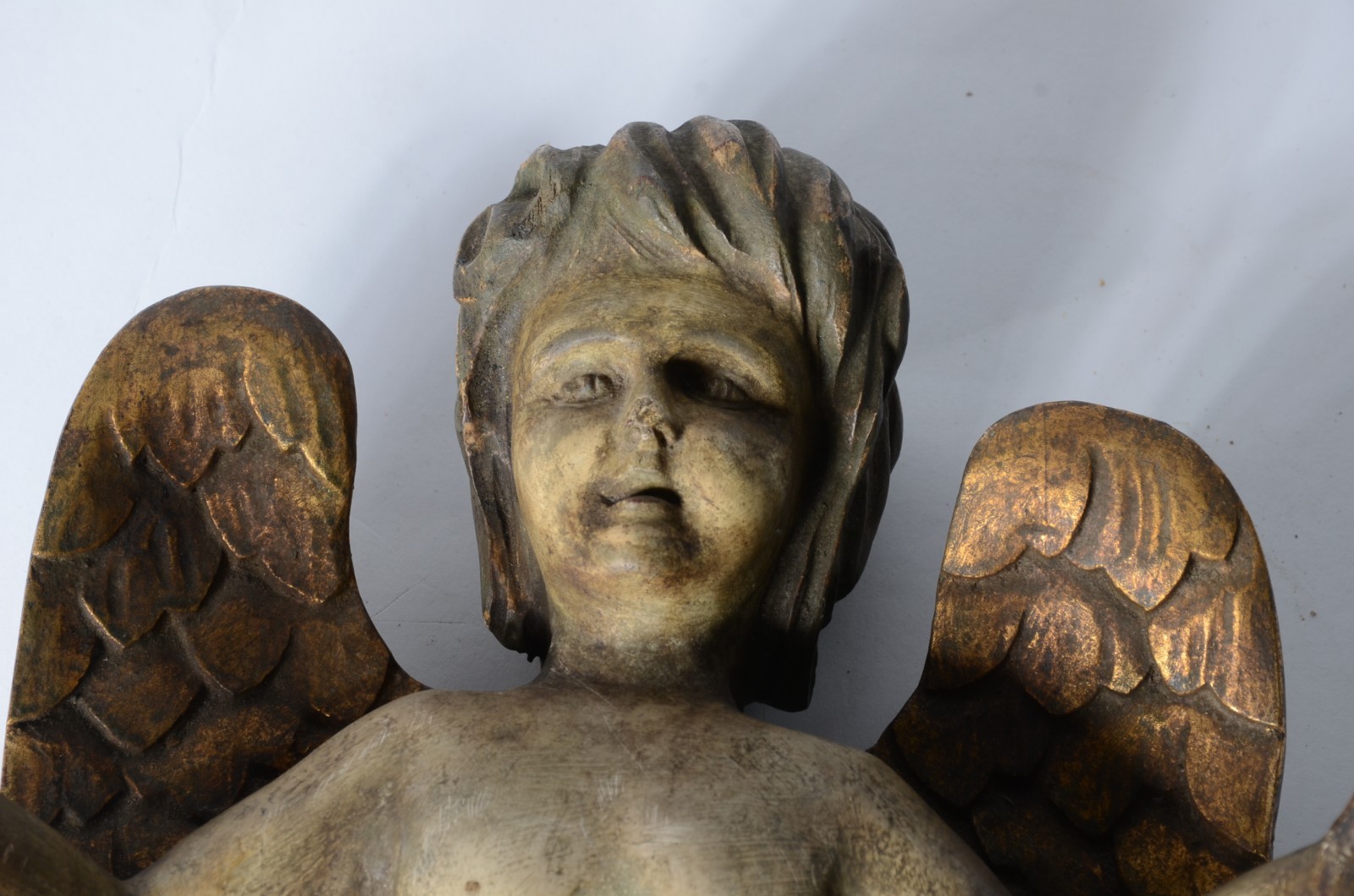 Figura de anjo de madeira policromada. Pequenos desgastes. - foto 2 de 3