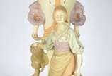 Vaso de porcelana europeia policromada Art Nouv... - Vaso de porcelana europeia policromada Art Nouveau representando figura feminina com jarra ao lado de grande vaso ladeado por flores. Restaurado...