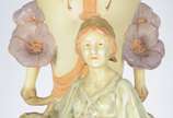 Vaso de porcelana europeia policromada Art Nouv... - Vaso de porcelana europeia policromada Art Nouveau representando figura feminina com jarra ao lado de grande vaso ladeado por flores. Restaurado...