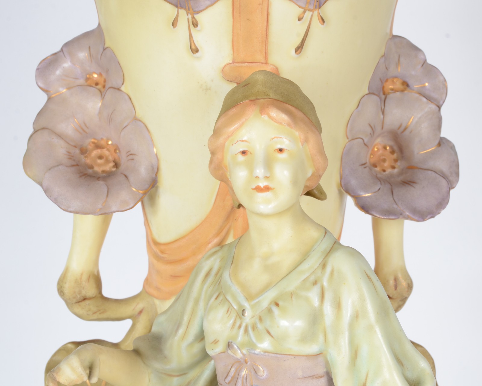 Vaso de porcelana europeia policromada Art Nouveau representando... - foto 2 de 9