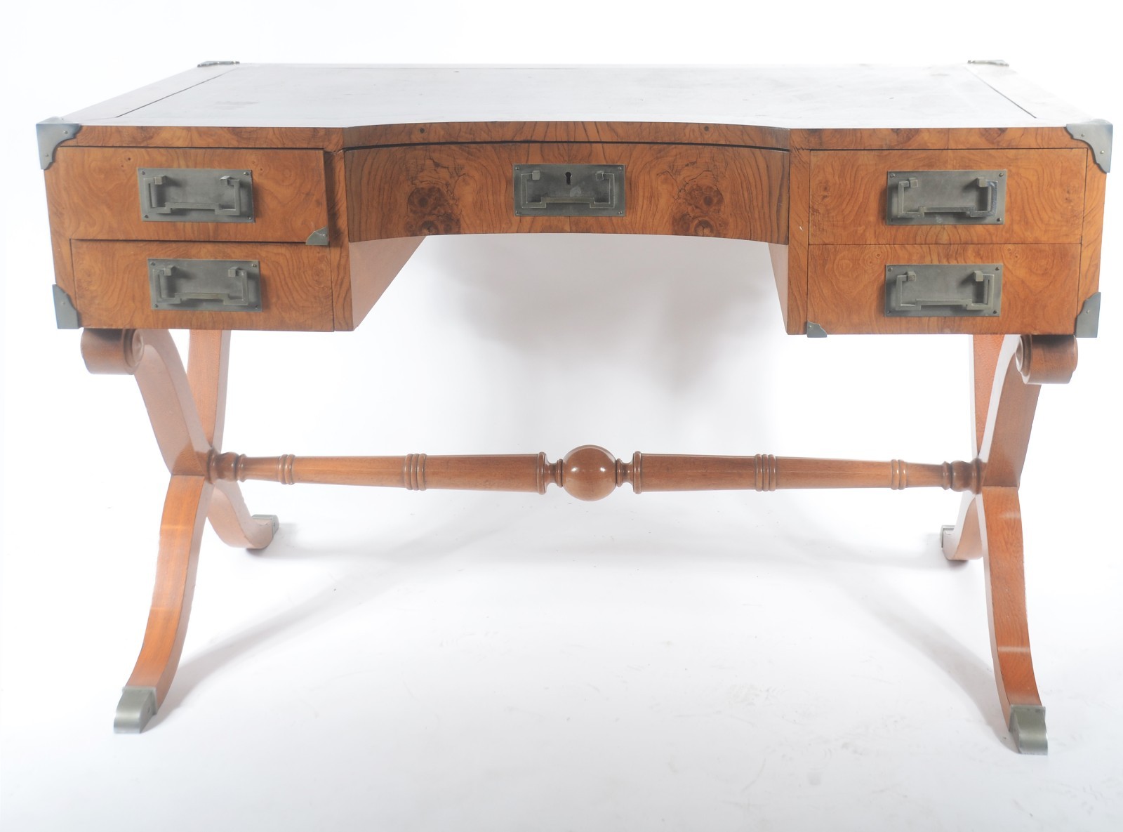 Mesa de escritório de madeira nobre, cinco gavetas com puxadores... - foto 2 de 8