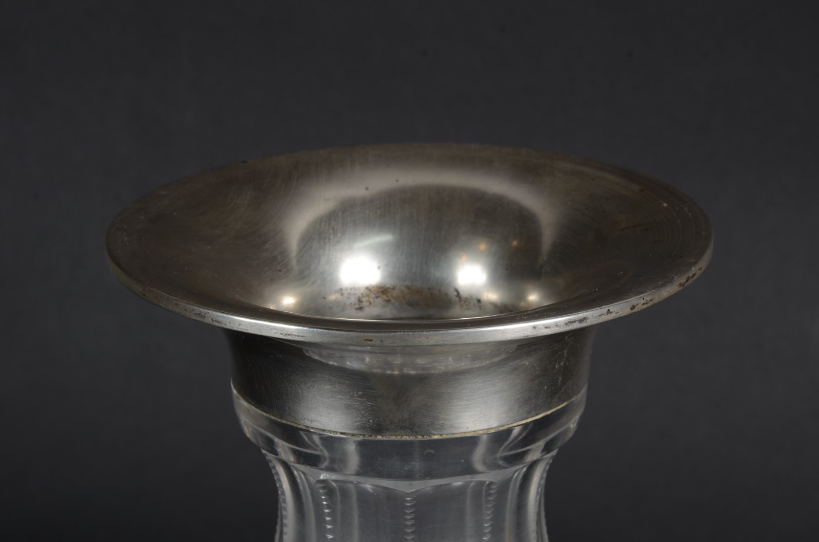 Vaso de cristal tcheco lapidado com bocal de prata de lei contraste... - foto 3 de 5