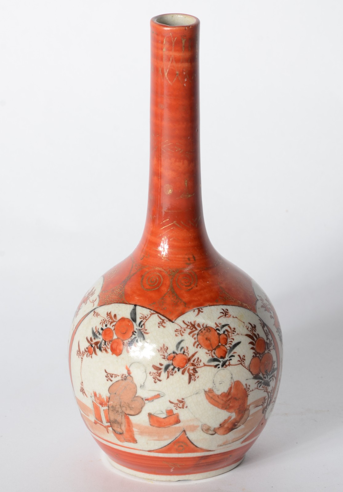 Vaso solifleur de porcelana oriental decorada com figuras e frutos em... - foto 1 de 4