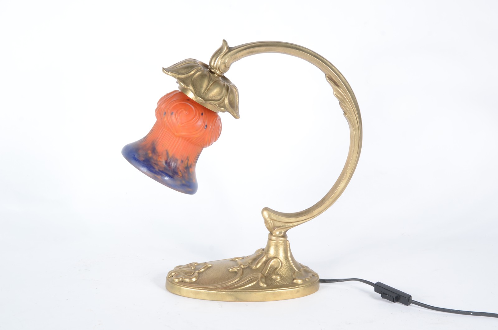 Luminária Art Nouveau de bronze dourado com folhagens em relevo e... - foto 1 de 4