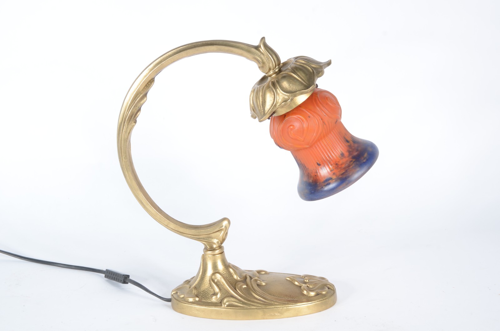 Luminária Art Nouveau de bronze dourado com folhagens em relevo e... - foto 2 de 4