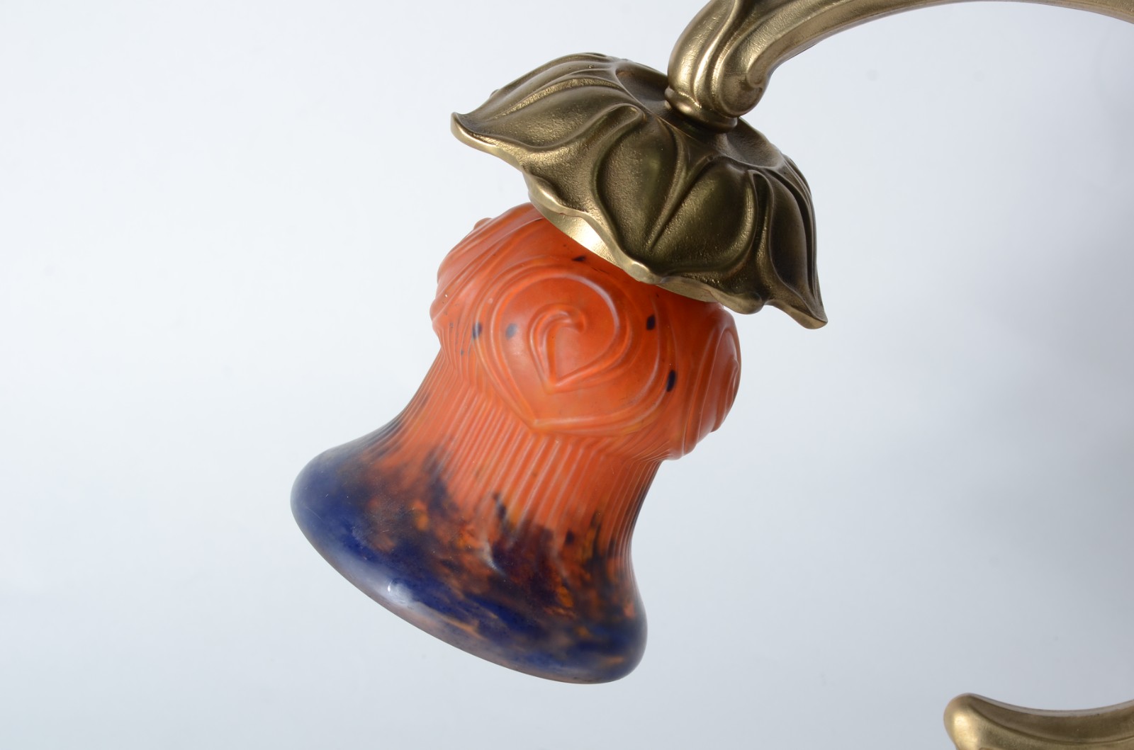 Luminária Art Nouveau de bronze dourado com folhagens em relevo e... - foto 3 de 4