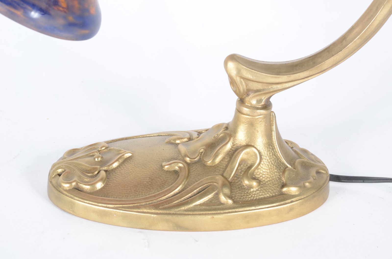 Luminária Art Nouveau de bronze dourado com folhagens em relevo e... - foto 4 de 4