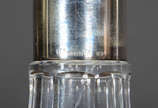 Par de garrafas de cristal lapidado com bocal d... - Par de garrafas de cristal lapidado com bocal de prata contraste  800 mls 