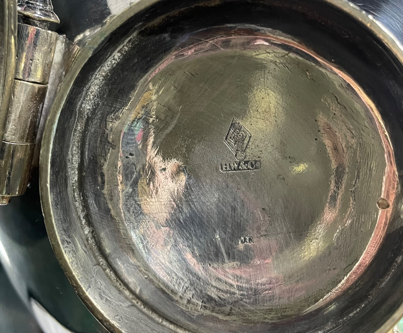 Belíssimo samovar de metal prateado ricamente cinzelado, base com... - foto 7 de 7