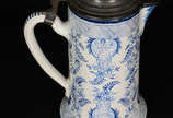 Grande Tankard de faiança européia azul e branc... - Grande Tankard de faiança européia azul e branca com tampa de metal