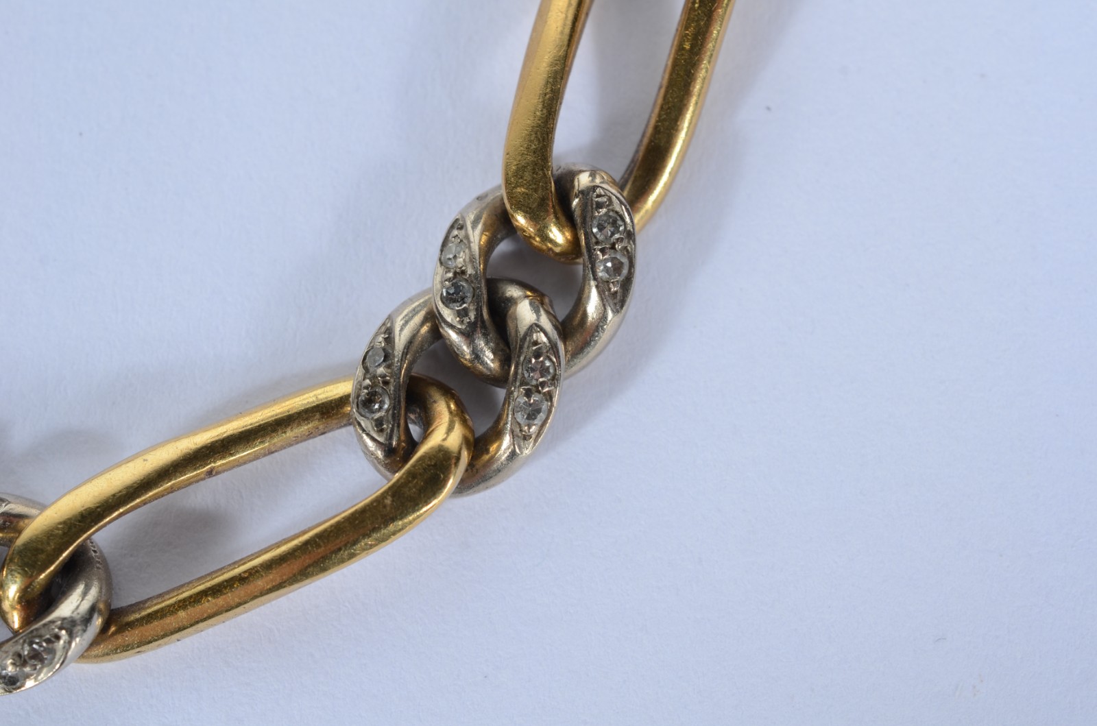 Pulseira de ouro 18 k., com elos batidos e brilhantes. (Por motivos... - foto 3 de 6