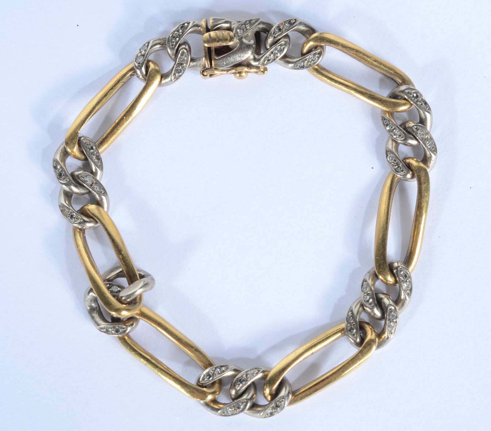 Pulseira de ouro 18 k., com elos batidos e brilhantes. (Por motivos... - foto 2 de 6