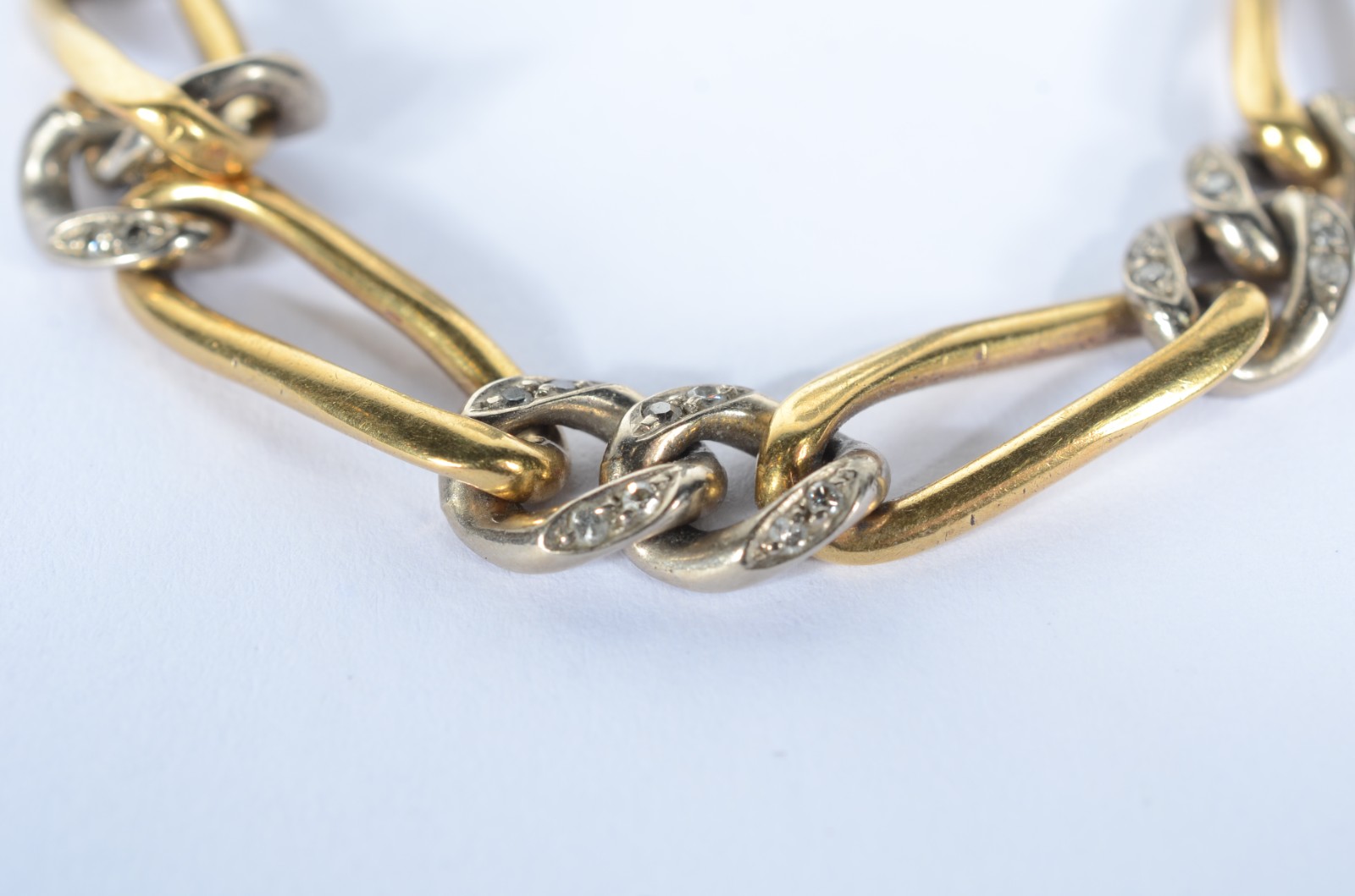 Pulseira de ouro 18 k., com elos batidos e brilhantes. (Por motivos... - foto 1 de 6